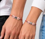 Pulsera con iniciales para parejas - Amor en Pijamas